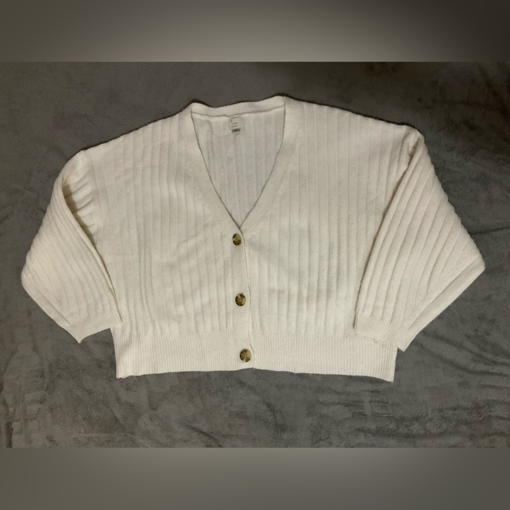 Cream crop style xxl cardigan three button.